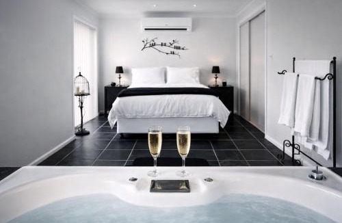 Brisbane Waterfront Ski Chalet | Private Luxury Island Retreat with Panoramic Bay Views