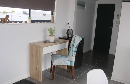 Portland Apartment | private Modern studio apartment with ocean views, balcony and Boat parking