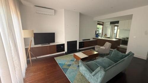 South Yarra House | Private quiet bedroom with ensuite and parking, Chapel St, Sth Yarra