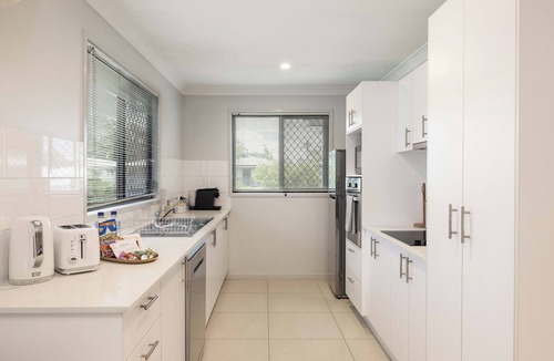 Rocklea Apartment | Private Rocklea 1BR | Walk to Train | AC | 221D1