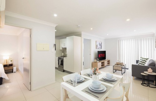 Rocklea Apartment | Private Rocklea 1BR | Walk to Train | AC | 218D1