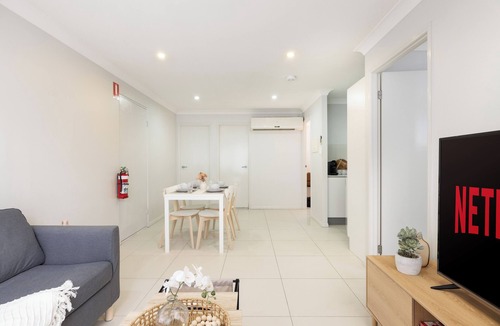 Rocklea Apartment | Private Rocklea 1BR | Walk to Train | AC | 218D1