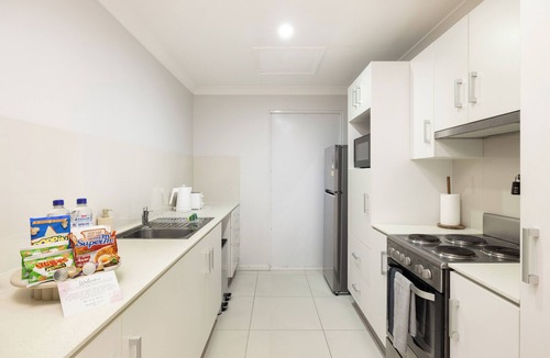 Rocklea Apartment | Private Rocklea 1BR | Walk to Train | AC | 218D1