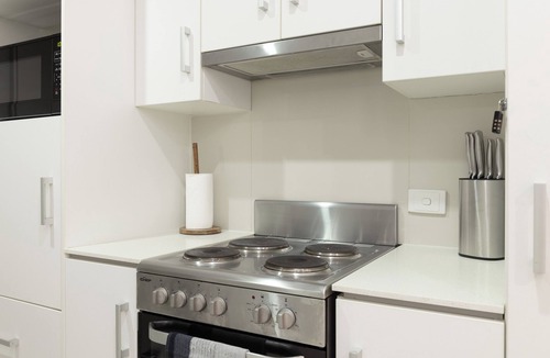 Rocklea Apartment | Private Rocklea 1BR | Walk to Train | AC | 218D1
