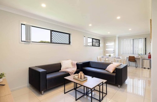 Rocklea Apartment | Private Rocklea 2BR | AC | Parking | 220D2