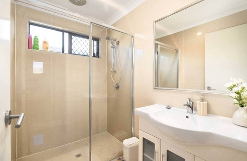 Rocklea Apartment | Private Rocklea 2BR | AC | Parking | 220D2