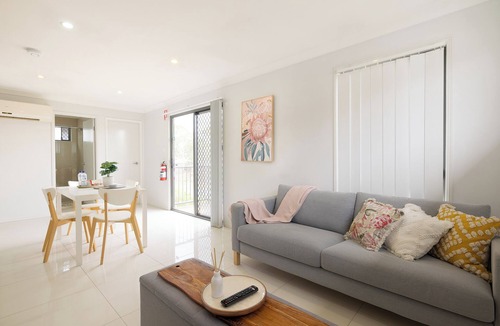 Rocklea Apartment | Private Rocklea 2BR | Near Shops | Kitchen | 318D2