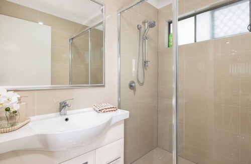 Rocklea Apartment | Private Rocklea 2BR | Near Shops | Kitchen | 318D2