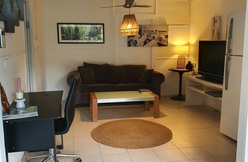 Cannonvale Villa | private tropical outdoor living 5 min from the beach.