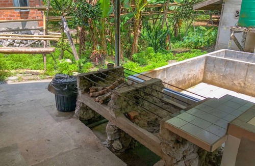 Lundu House | Providing mountain views, a shared lounge and barbecue facilities.