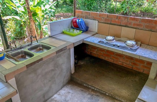 Lundu House | Providing mountain views, a shared lounge and barbecue facilities.