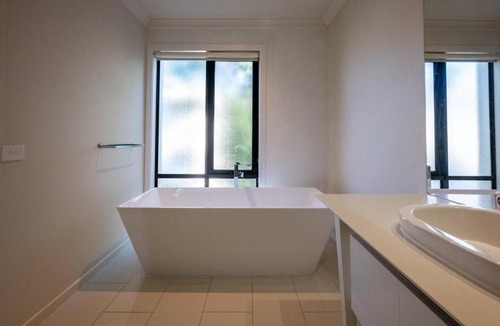 Bundoora House | Puddings Home 4BR Bundoor modern stay family