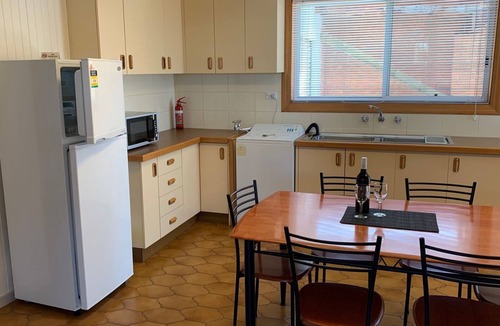 Portarlington House | Quaint Hideaway - Cosy retreat in the heart of Portarlington.