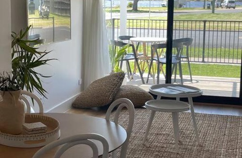 Lakes Entrance Apartment | Quarterdeck Lakes Entrance 2br *Waterfront* Apartment