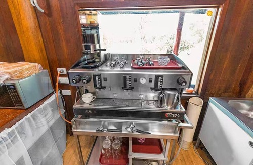 Upper Warren House | Queen & King Single Chalet 8 | WA