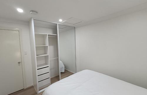 Merrylands House | Queen Room - Train Station & Shopping Centre - NM8