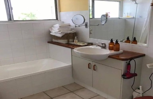 Palmwoods Bed & Breakfast | Queen Room with Balcony Palmwoods