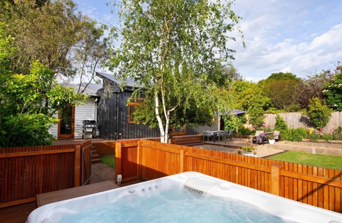 Daylesford House | Queens on Trimble - Cozy cottage with wood fire, leafy garden, tub, pet-friendly
