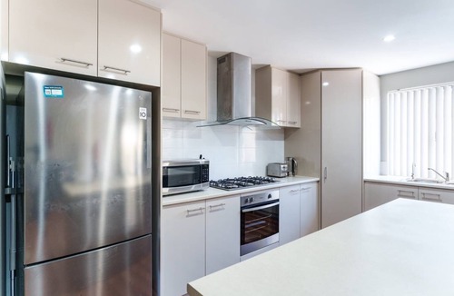 Queens Park House | Queen’s Residence-close to Perth Airport,CBD and Casino (Crown)