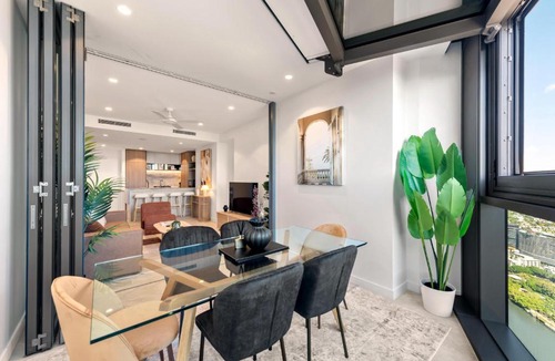 Brisbane Central Business District Apartment | Queens Wharf | Lavish Gem, Majestic View, Parking!