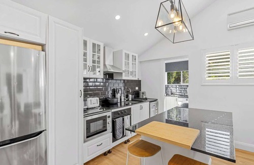 Matcham House | Queenslander Estate | Heated Pool, Spa, Sleeps 14