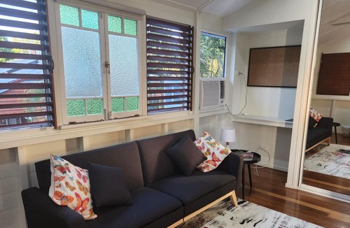 Hermit Park Apartment | Queenslander on Queens - Upstairs Unit