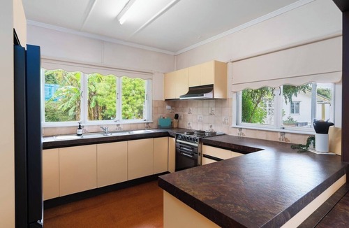 Yeronga House | Quiet 4BR haven home with green surroundings