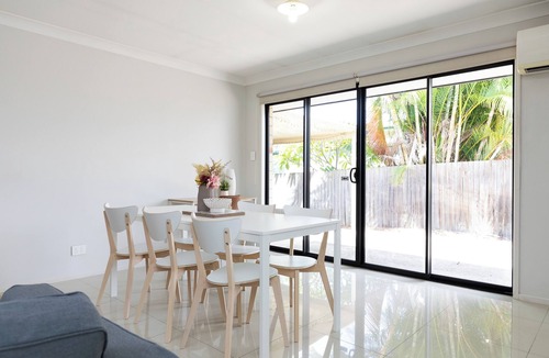 Acacia Ridge Apartment | Quiet Acacia Ridge 2BR | Location & Parking | 6BS2
