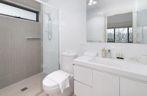 Garran Villa | Quiet and Modern Stay near Hospital with Free Parking