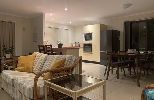 Dicky Beach House | Quiet Beach House, 2 mins from the beach!