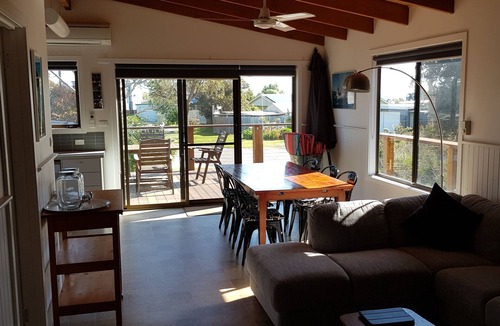 Coronet Bay House | Quiet beachside getaway on foreshore
