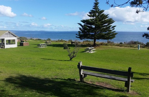 Coronet Bay House | Quiet beachside getaway on foreshore