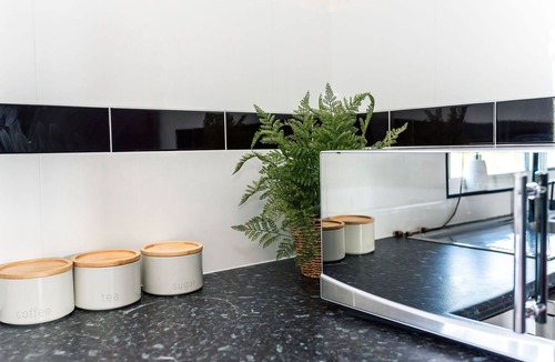 Woolner Apartment | Quiet Centrally located apartment only 10 mins from Airport!