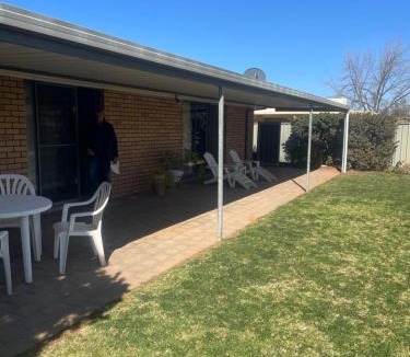 Mildura House | Quiet court easy stroll shops 500 metres from Centro