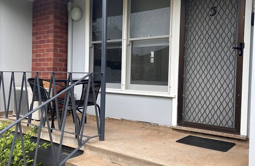Canowindra Apartment | Quiet Cozy Apartment nnEntire KitchennQueen Bed, 1 Bathroom nCanowindra