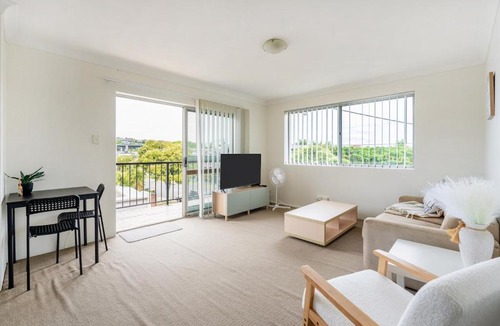 Bulimba Apartment | Quiet & Cozy Bulimba Escape