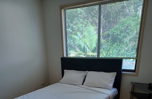 Batehaven House | Quiet House, amongst spotted gum trees, just minutes from beaches & shops.