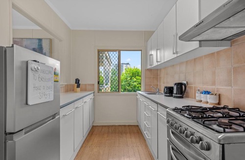 Woolloongabba Apartment | Quiet & Leafy 1BR Apt with Parking, Balcony & Wi-Fi