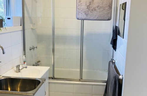 Carnegie Apartment | Quiet Scandi style 1 bed apartment in leafy green suburbnn
