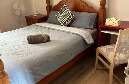 Maddington House | R1 Bright Spacious Room