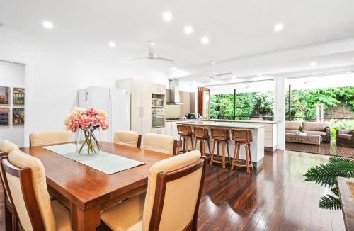 Aeroglen Apartment | Rainforest Retreat Top Haven with Bushland Views