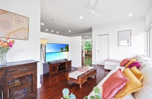 Aeroglen Apartment | Rainforest Retreat Top Haven with Bushland Views