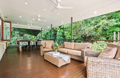 Aeroglen Apartment | Rainforest Retreat Top Haven with Bushland Views