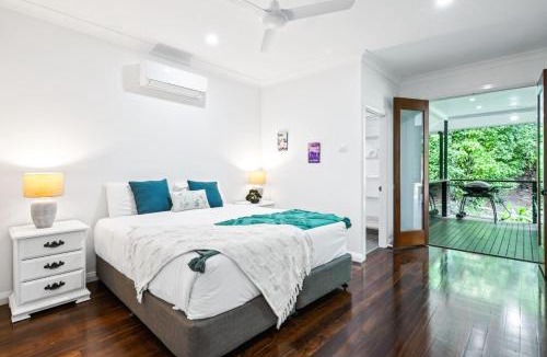 Aeroglen Apartment | Rainforest Retreat Top Haven with Bushland Views