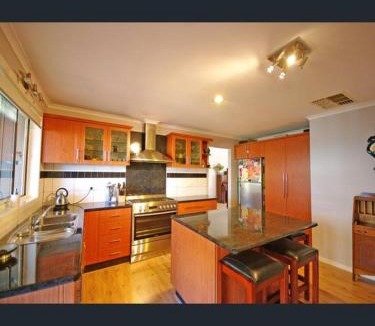 Endeavour Hills House | ravenhill house