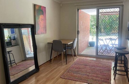 Hamilton Hill House | Readers Paradise - 1 bedroom home with fireplace