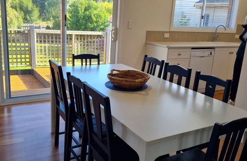 Warrnambool House | Recently renovated house in quiet leafy surroundings.