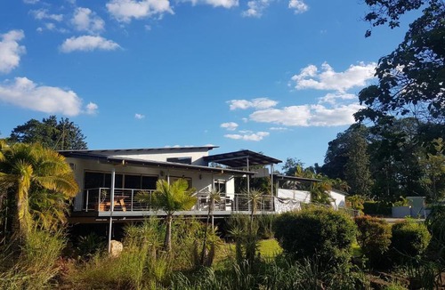 Woombye Hotel | Red Bridge Motor Inn