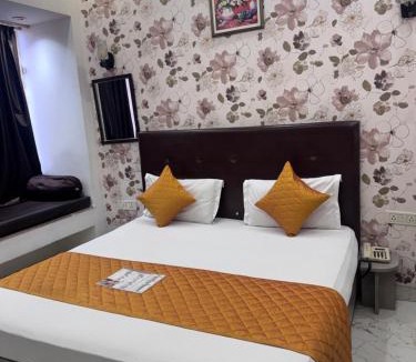 Old Gurgaon Hotel | Red inn
