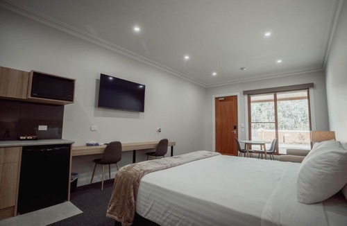 Huntly Hotel | Red Waratah Accommodation